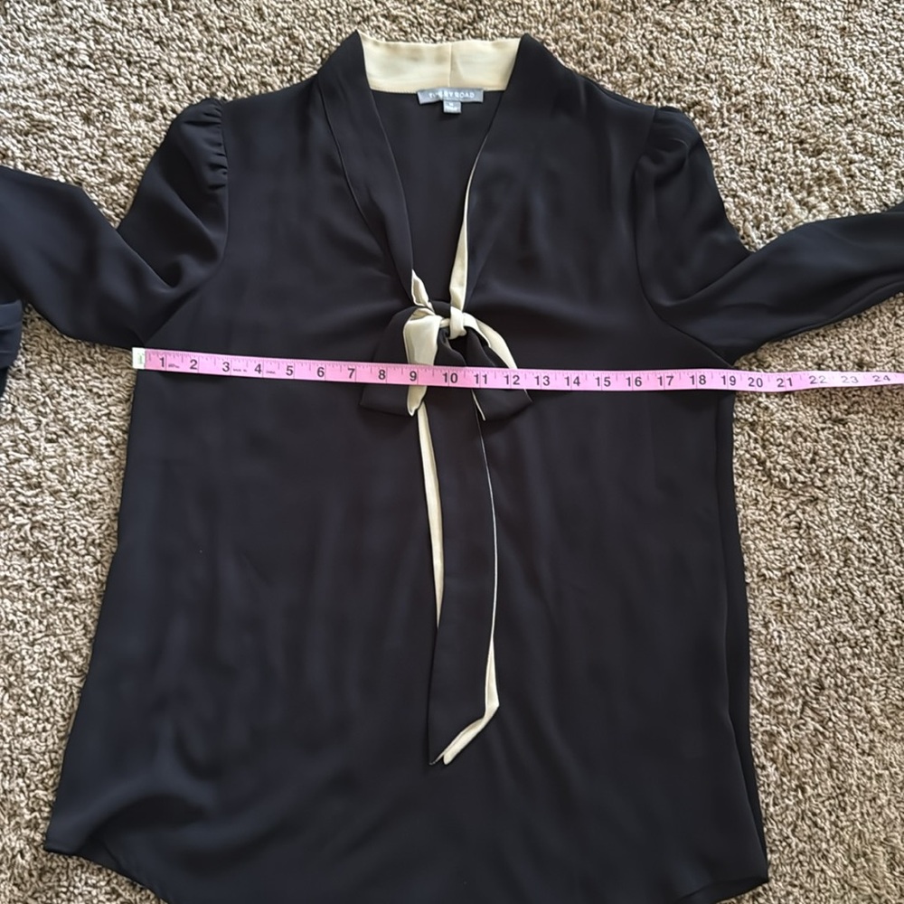 TINLEY ROAD Women’s- Sz M- Elegant Black & Tan Top w/Plunge V-Neck & Long Ties - Picture 4 of 10